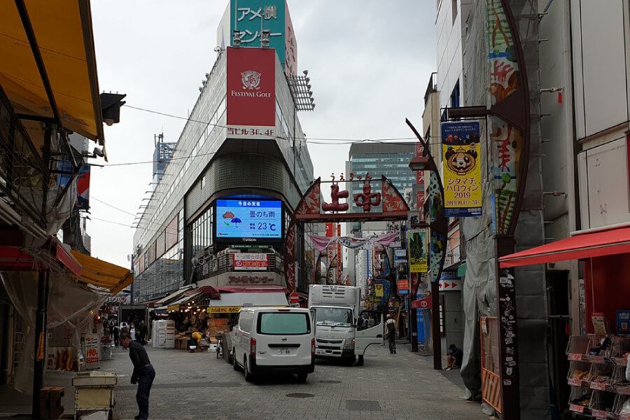 Ameya Yokocho (Ameyoko) – Khu Chợ Trời Vừa Đi Vừa Ăn Ngay Trước Ga Ueno